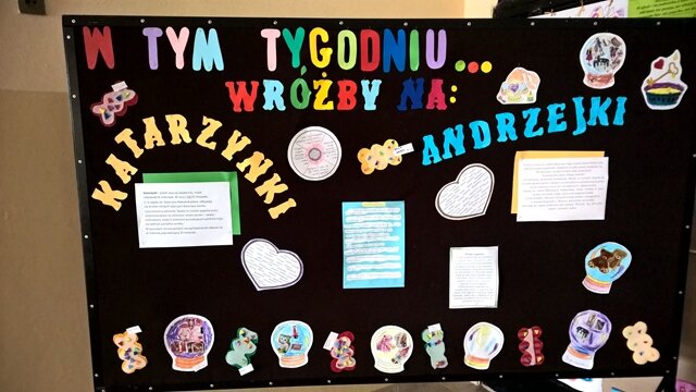 Na tablicy przedstawiono informacje i rysunki na temat wróżb na katarzynki i andrzejki.