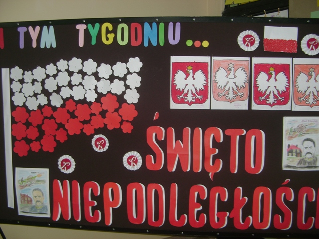 Na tablicy zaprezentowano flagi, godła Polski i rysunki przedstawiające Józefa Piłsudskiego.