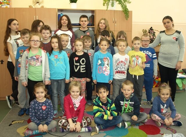 Zdjęcie przedstawiające uczennice i uczniów w sali lekcyjnej podczas szkolnej akcji WOŚP.