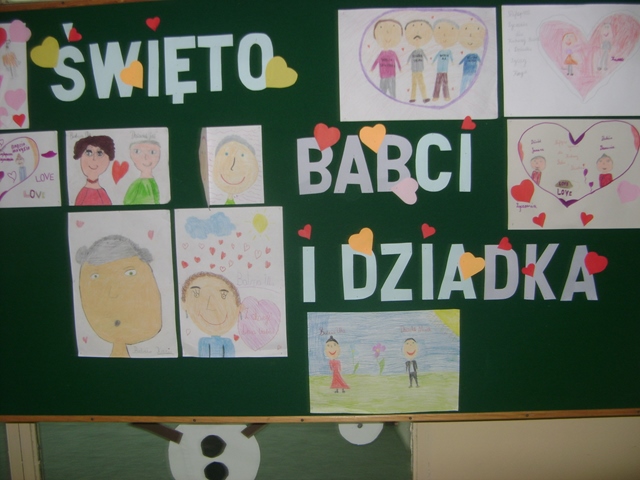 Zdjęcie przedstawia tablicę udekorowaną rysunkami dzieci prezentującymi ich babcie i dziadków. Na tablicy napis: ,,Święto Babci i Dziadka’’.