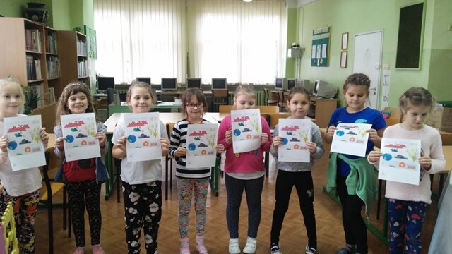 Grupa uczniów prezentuje swoje dyplomy.