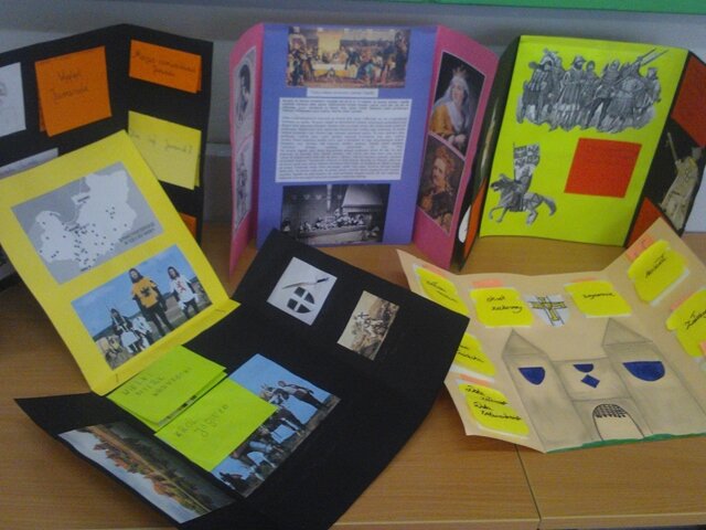 Wystawa lapbooków o tematyce historycznej przygotowanych przez uczniów.