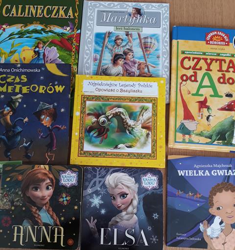 Wystawa książek podarowanych bibliotece szkolnej.