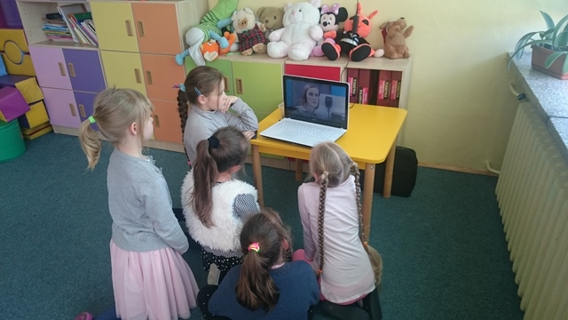 Uczennice podczas zajęć w świetlicy szkolnej. Dziewczynki oglądają film na ekranie laptopa. 