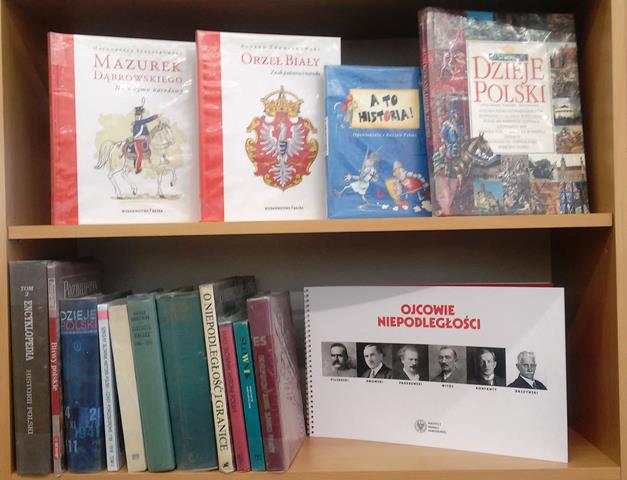 Zdjęcie przedstawiające wystawę książek o tematyce patriotycznej.