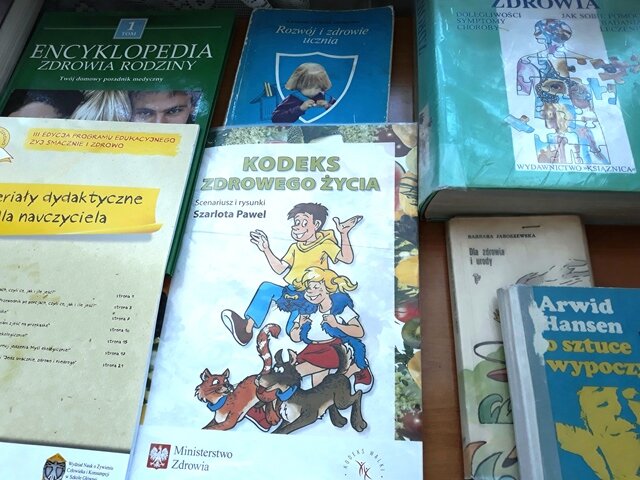Wystawa książek o zdrowiu.