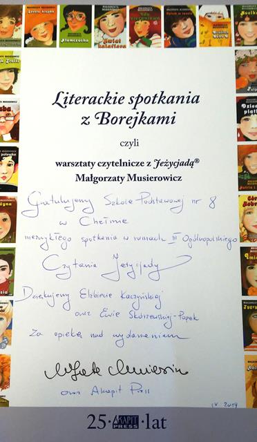 Podziękowanie dla Szkoły Podstawowej nr 8 w Chełmie za aktywny udział w warsztatach czytelniczych „Literackie spotkania z Borejkami”. Tło stanowi kolaż okładek książek - cyklu powieści Jeżycjada Małgorzaty Musierowicz.
