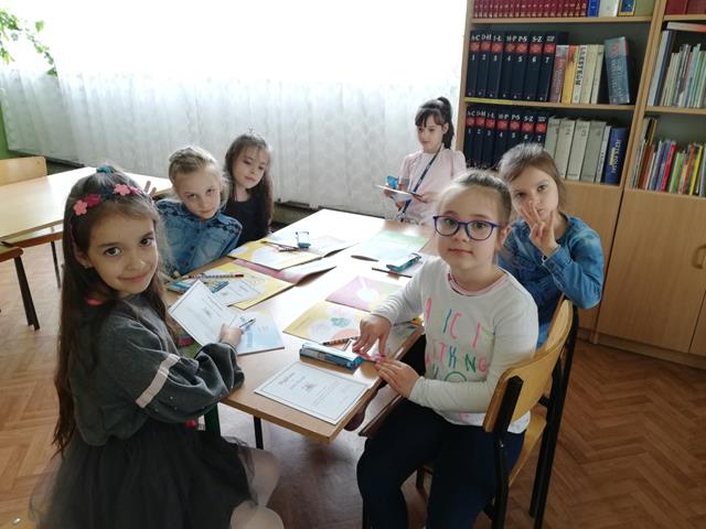 Uczennice z klas młodszych biorące udział w podsumowaniu innowacji oraz projektu „Nasza Mała biblioteka”.