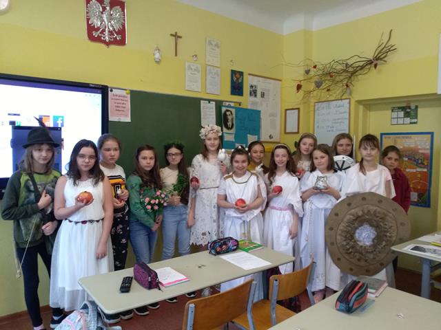 Grupa uczniów przebranych za greckich bogów z odpowiedni atrybutami swojej władzy.