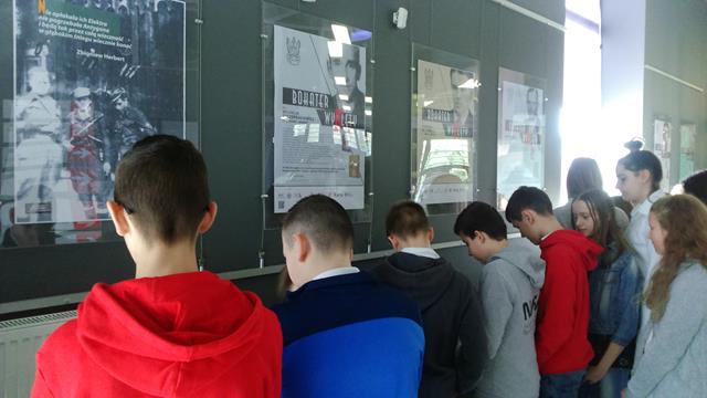 Zdjęcie uczniów zwiedzających wystawę.
