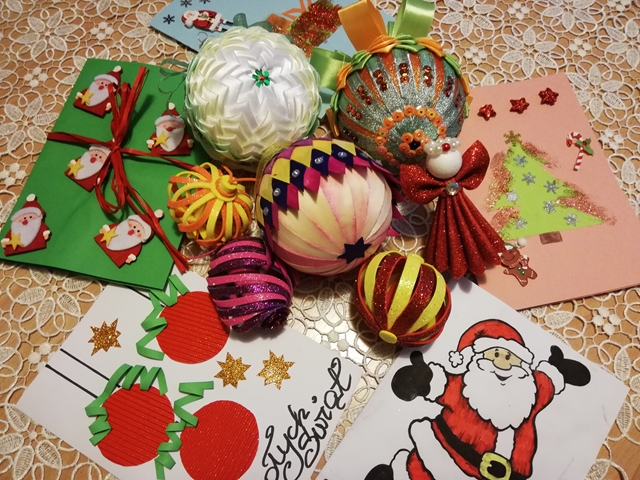 Zdjęcie przedstawia zrobione odręcznie bombki i kartki świąteczne.