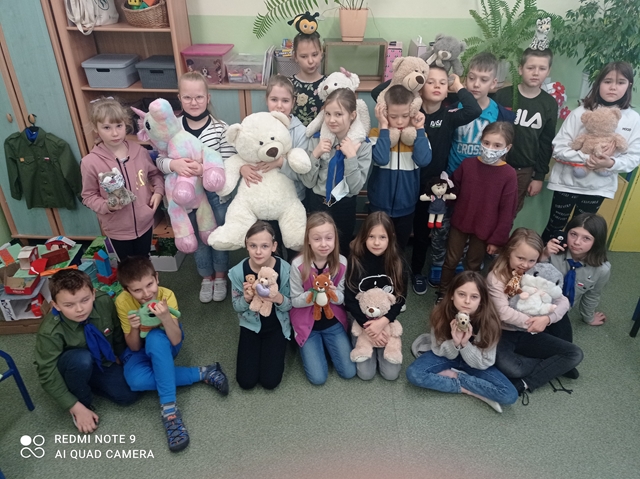 Uczniowie klasy 3c z ulubionymi pluszakami świętują Dzień Pluszowego Misia.