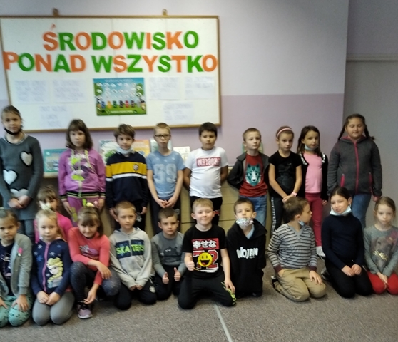 Wychowankowie świetlicy szkolnej uczestniczący w zajęciach ekologicznych “Środowisko ponad wszystko”.