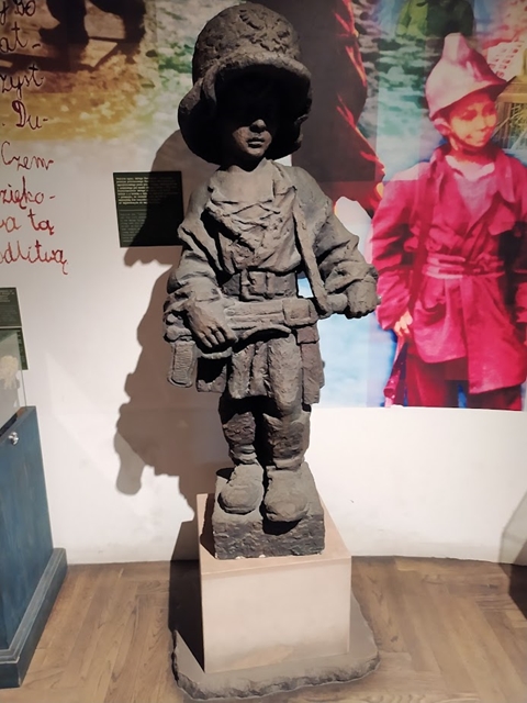 Zdjęcie z Muzeum Powstania Warszawskiego przedstawiające „Małego Powstańca”.