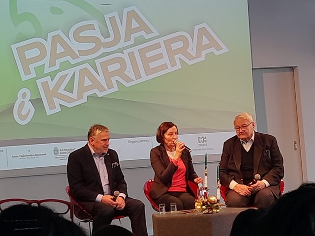 Zdjęcie przedstawia  zaproszonych gości uczestniczących w spotkaniu z cyklu ,,Pasja i kariera”.