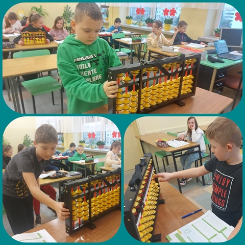 Zdjęcie przedstawia uczniów wykonujących zadania arytmetyczne z wykorzystaniem różnych pomocy dydaktycznych (m.in. liczenie na abakusie). W tle widać uczniów siedzących w ławkach.