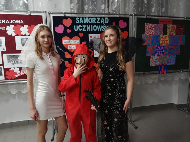 Troje uczniów nagrodzonych za najciekawsze przebranie w czasie dyskoteki karnawałowej.