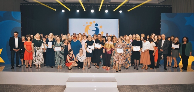 Zdjęcie grupowe z ceremonii wręczenia nagród eTwinning 2023.