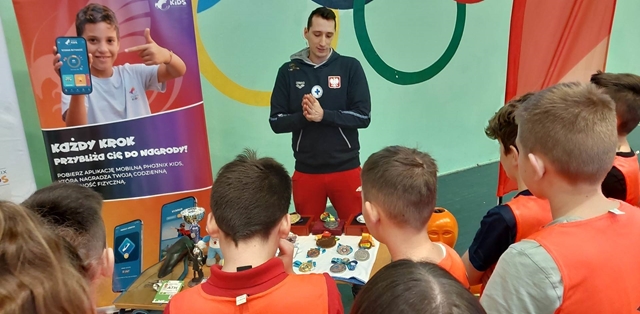 Zdjęcie przedstawia uczniów podczas warsztatów sportowych z Pho3nix Kids Poland. To nasza nagroda w konkursie na najaktywniejszą szkołę podstawową.