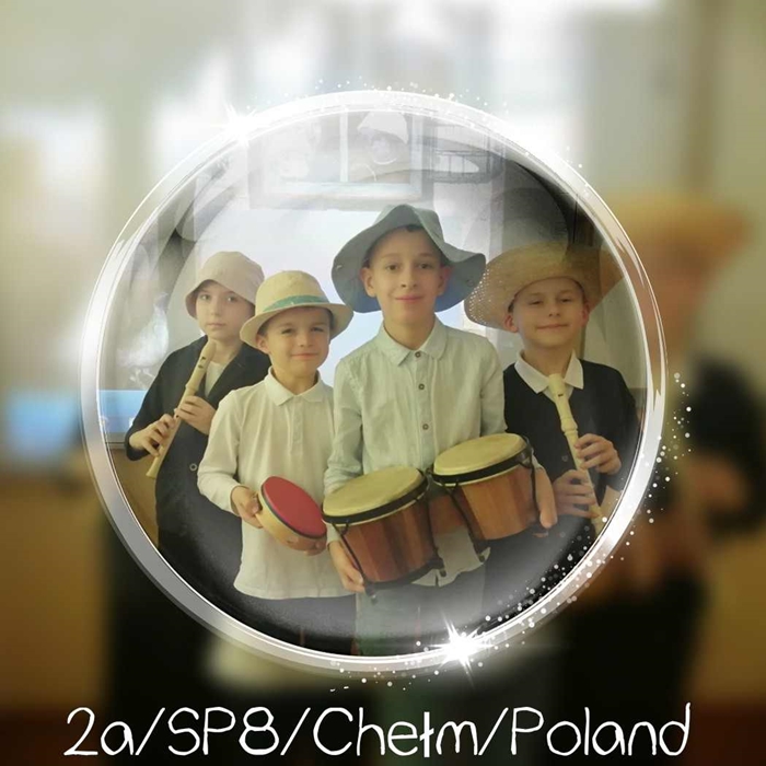 Uczniowie klasy 2a przebrani za muzykantów.
