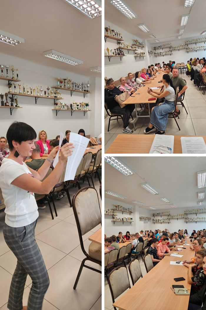Na zdjęciach ukazani są rodzice, uczniowie i nauczyciele uczestniczący w spotkaniu organizacyjnym przed wyjazdem do Grecji w sali konferencyjnej.