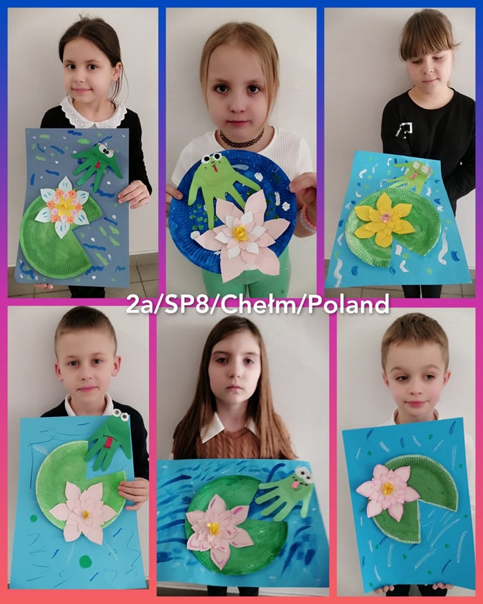 Uczniowie klasy 2 a prezentujący swoje prace plastyczne w ramach projektu eTwinning Biokids.