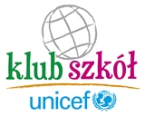 logo na którym jest kula ziemska oraz głowa matki i dziecka w kolorze niebieskim, jest też napis klub szkół unicef