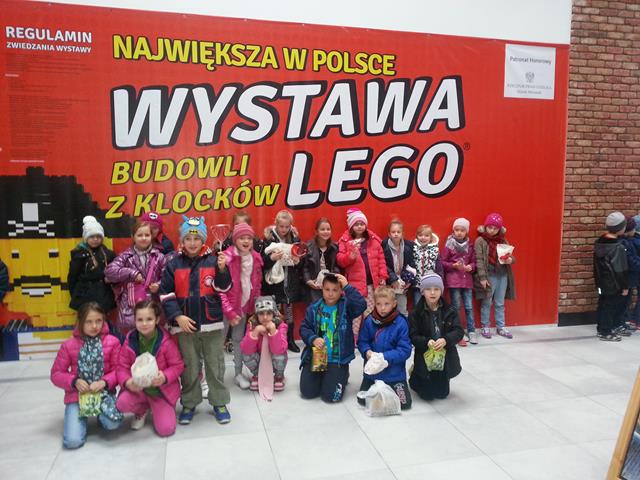 Uczniowie klasy IId i IIe na wystawie budowli z klocków Lego.