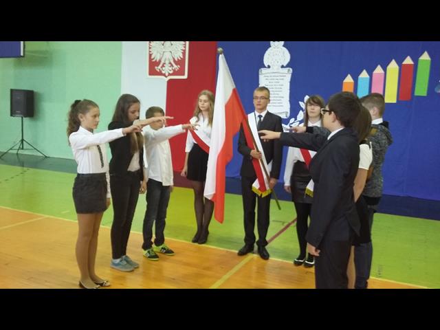 Ślubowanie uczniów klasy pierwszych gimnazjum.