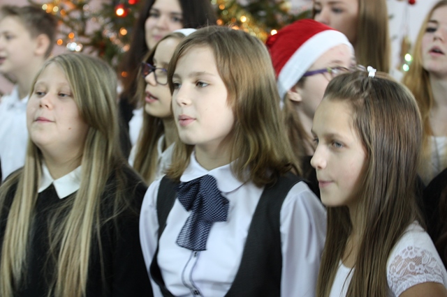 Uczennice ze szkolnego chóru podczas występu.