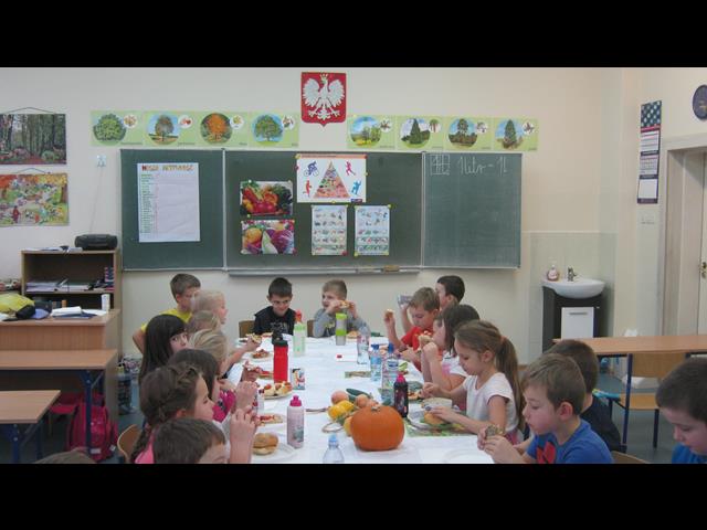 Uczniowie klas I - III podczas akcji “Śniadanie daje moc”.