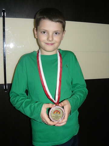 Uczeń prezentujący zdobyty medal.