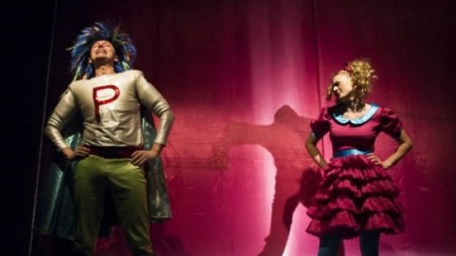 Kadr z przedstawienia internetowego. Na scenie aktor i aktorka.