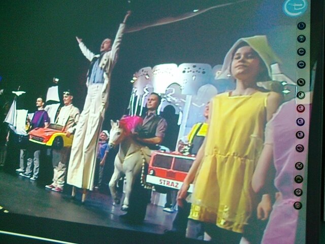 Kadr z przedstawienia internetowego. Na scenie aktorzy przebrani za różne postacie.