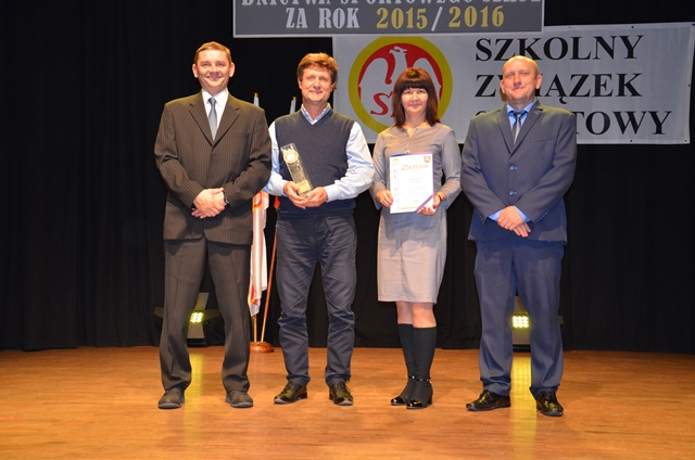 Zdjęcie przedstawia Panią Dyrektor i trzech nauczycieli wychowania fizycznego podczas odbioru nagród.