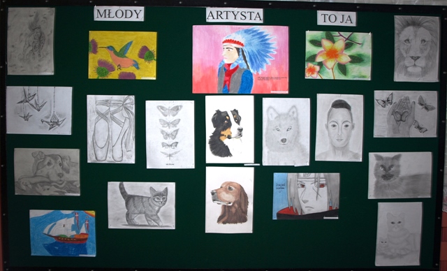 Zdjęcie tablicy, na której znajdują się prace uczniów. Na górze tablicy napis: ,,Młody artysta to ja’’.