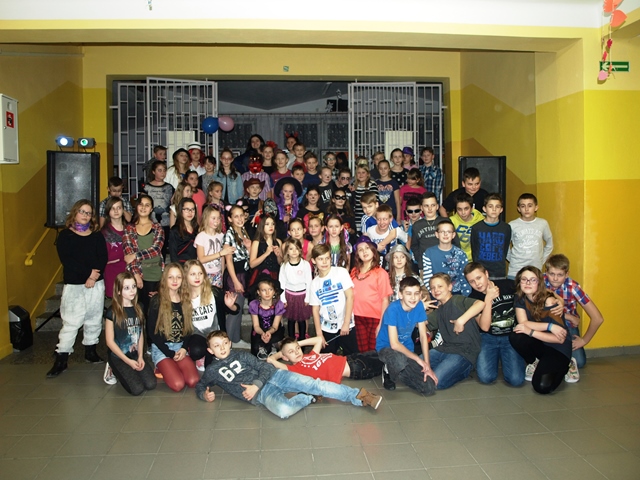 Duża grupa uczniów w trakcie dyskoteki karnawałowej.