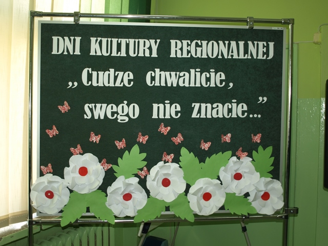 Tablica z okazji Dni Kultury Regionalnej “Cudze chwalicie, swego nie znacie”.