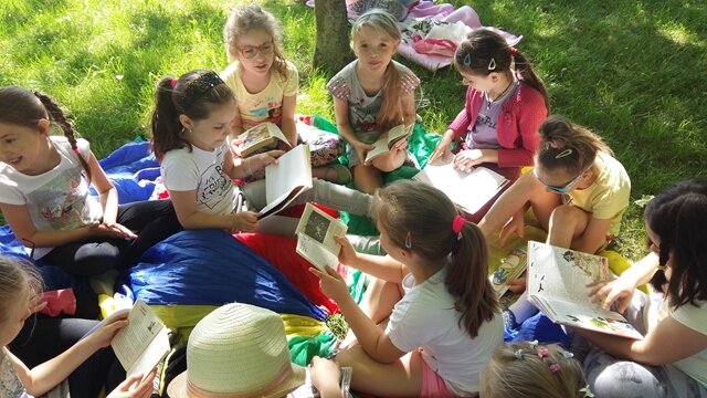 Dzieci podczas projektu edukacyjnego “Z książką w plenerze”.