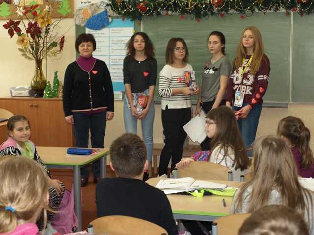 Zdjęcie przedstawiające uczennice w sali lekcyjnej podczas szkolnej akcji WOŚP.