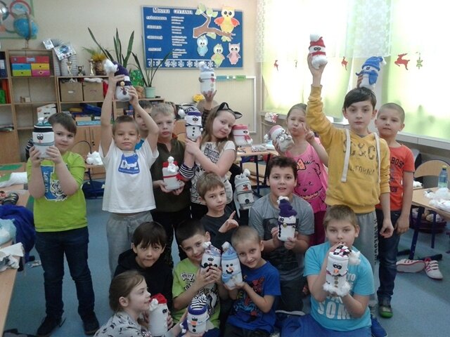 Uczniów prezentują wykonane przez siebie prace plastyczne - bałwanki.