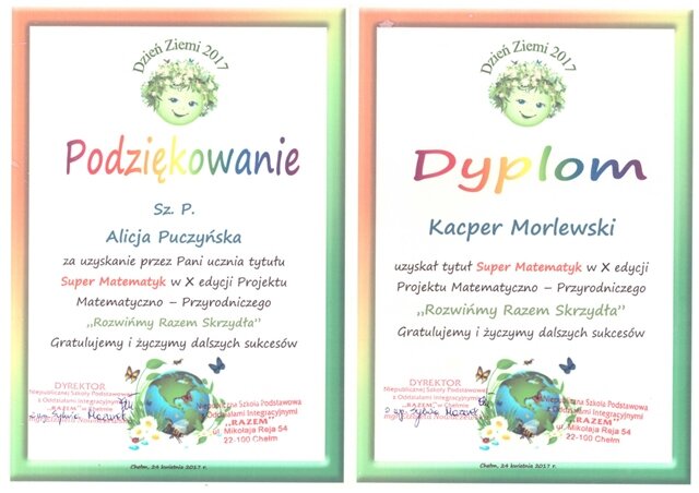 Zdjęcie prezentuje podziękowanie dla nauczyciela i dyplom dla ucznia naszej szkoły za uzyskanie tytułu “Super Matematyk” w dziesiątej edycji Projektu Matematyczno - Przyrodniczego pod hasłem “Rozwińmy Razem Skrzydła”.