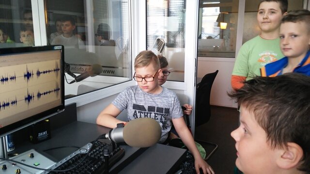 Uczniowie podczas wizyty w lokalnym tygodniku “Super Tydzień” i radiu “Bon Ton”.