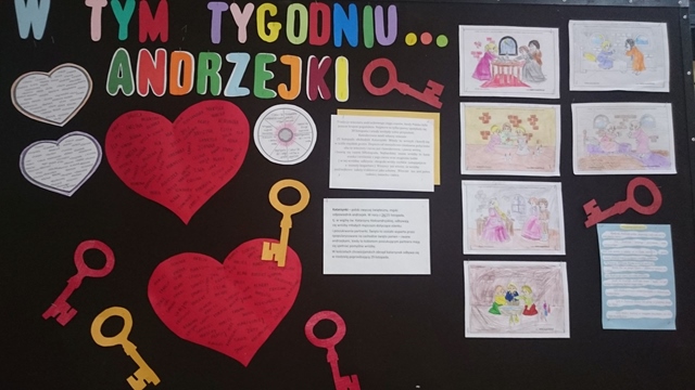 Zdjęcie przedstawiające tablicę udekorowaną z okazji andrzejek. Na tablicy napis „W tym tygodniu … andrzejki”, pokolorowane obrazki, wycięte z papieru serca i klucze.