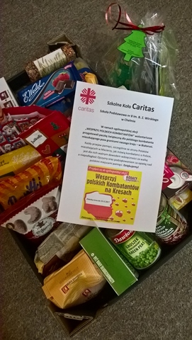 Dary dla polskich Kombatantów na Kresach, na nich kartka z logo akcji pomocy zorganizowanej przez Szkolne Koło Caritas.