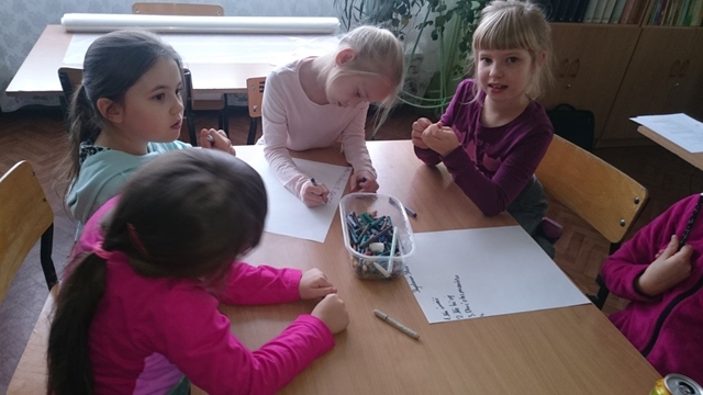 Zdjęcie przedstawia uczennice podczas warsztatów w bibliotece szkolnej.