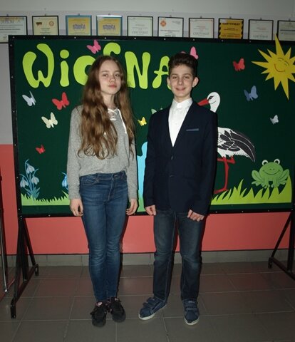 Zdjęcie przedstawia laureatów kuratoryjnego konkursu z języka angielskiego.