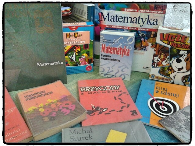 Ekspozycja książek matematycznych prezentowanych z okazji “Dnia Matematyki 2017”.