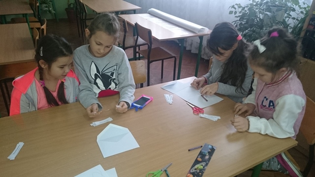 Zdjęcie przedstawiające uczniów podczas zajęć w świetlicy w trakcie realizacji programu ,,Pomysłowy rok’’.