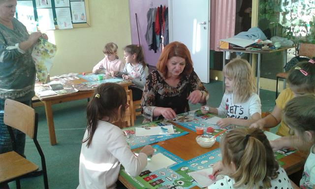 Dzieci wykonujące prace techniką decoupage w świetlicy szkolnej.
